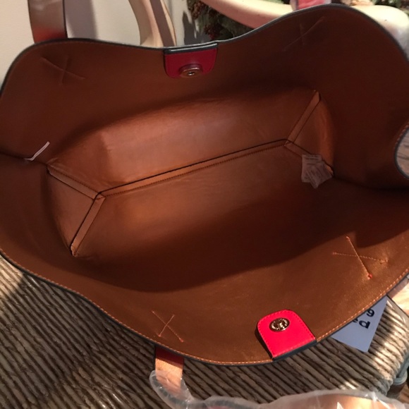 🎈🎈Love that Red/ 3 in one Tote and crossbody🎈 - Picture 3 of 8